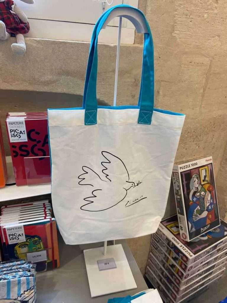 書店に販売されている鳩の絵が描かれたトートバック