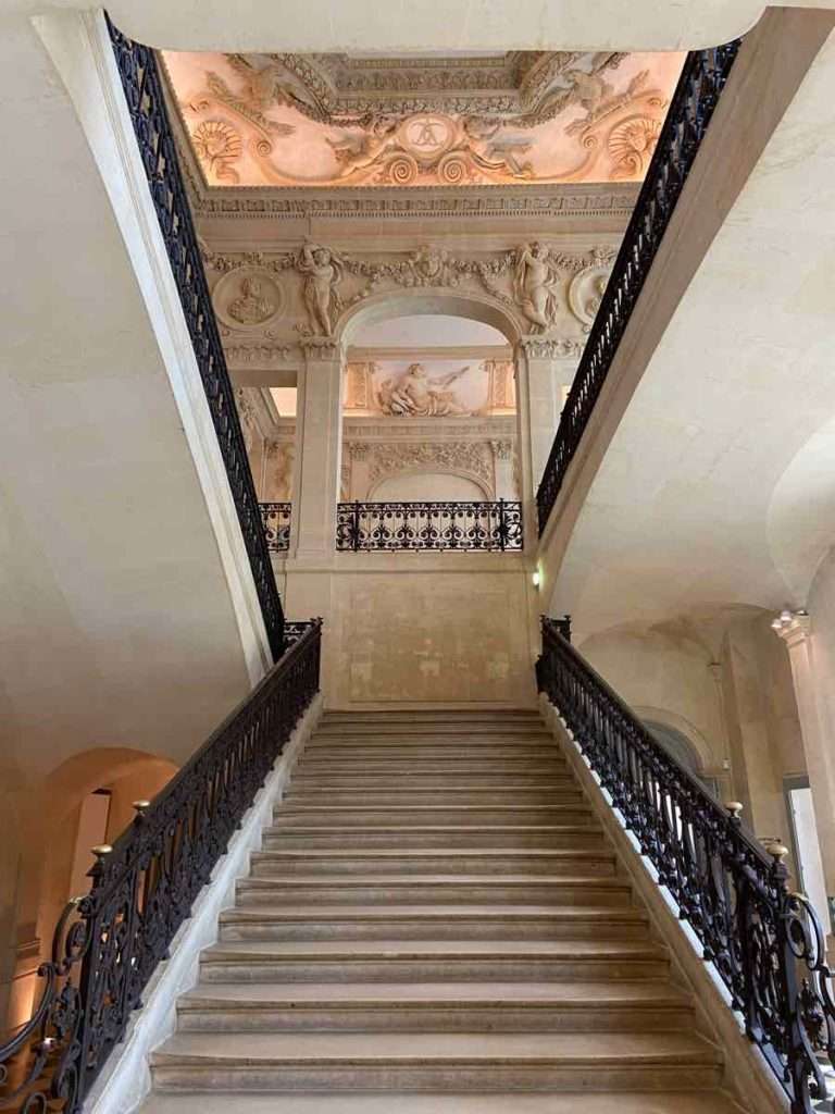 オテル・サレのインペリアルスタイルの豪華な大階段