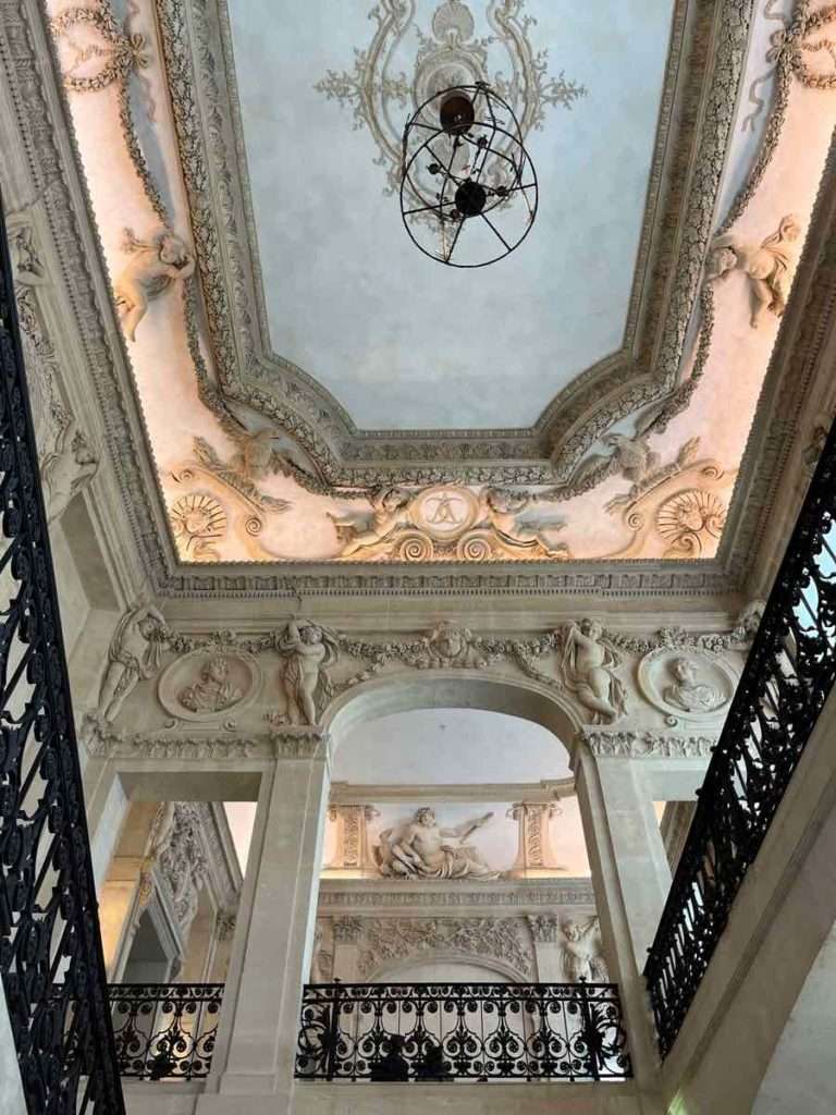 ホールの美しい彫刻が施された格天井