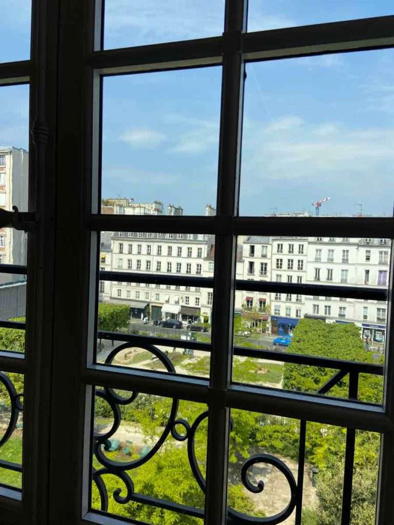 オテル・サレの窓から見えるレオノール・フィニ庭園