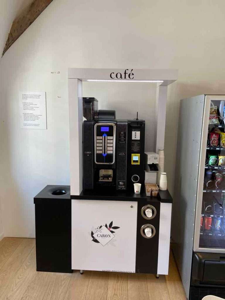 カフェにあるエスプレッソマシーンのコーヒー販売機