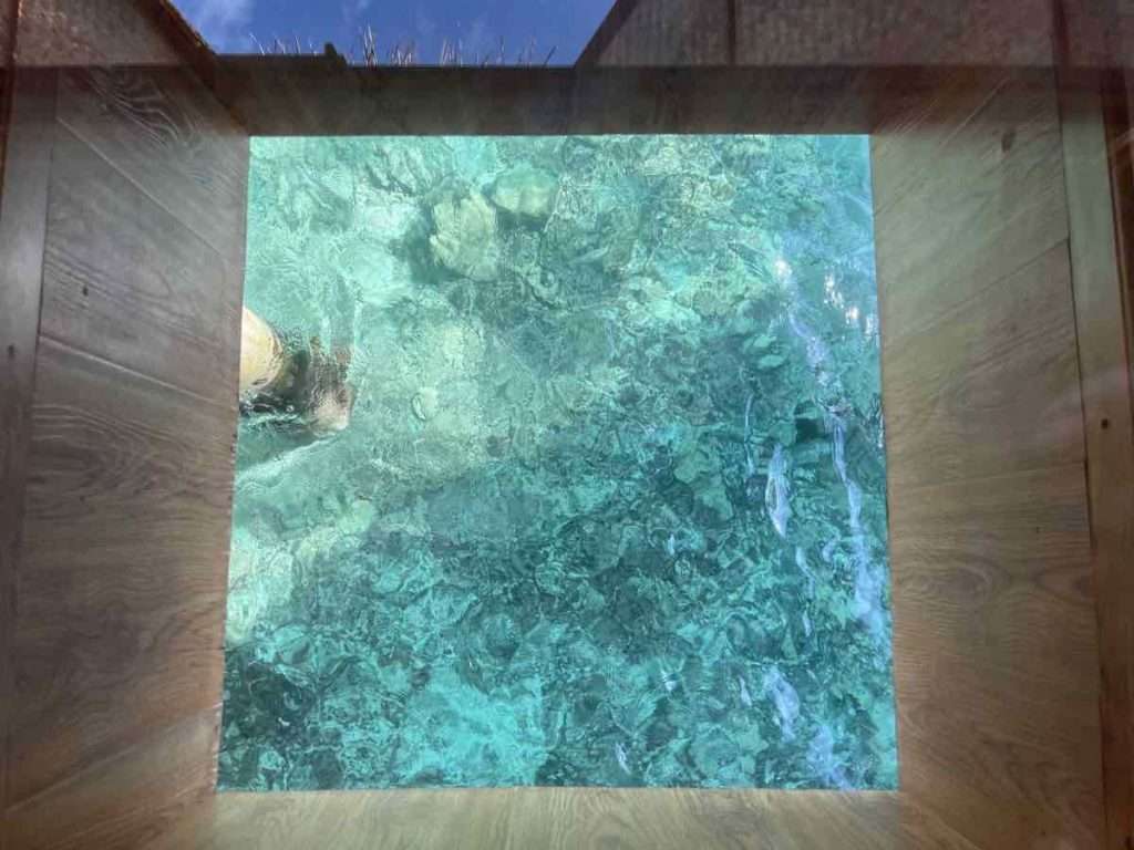 海を見下ろせるガラスの窓のテーブル