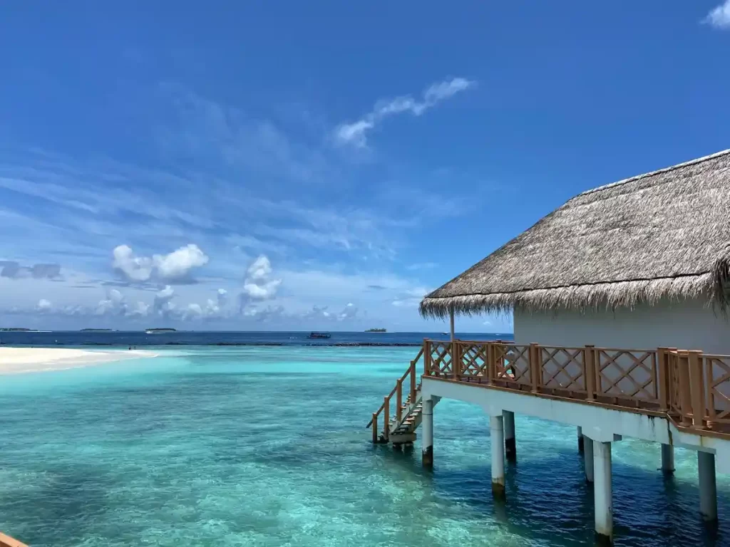 Maldives モルディブの透き通るような青い海とその上に建つ水上コテージ