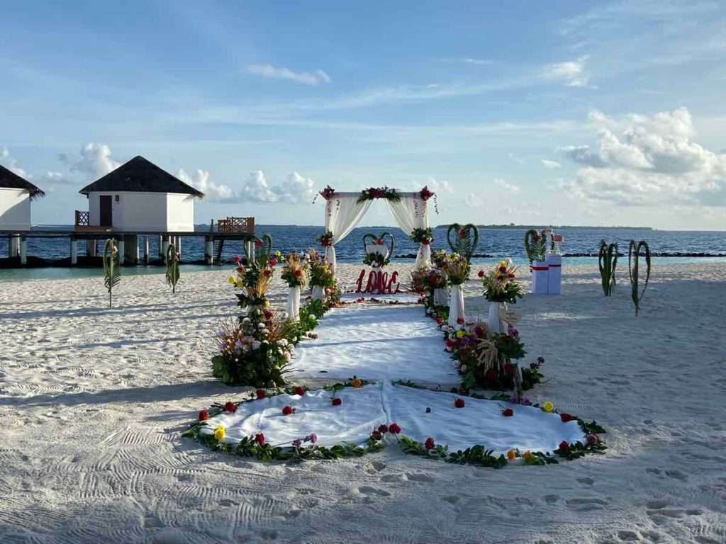 真っ白な浜辺に設置された結婚式のデコレーション