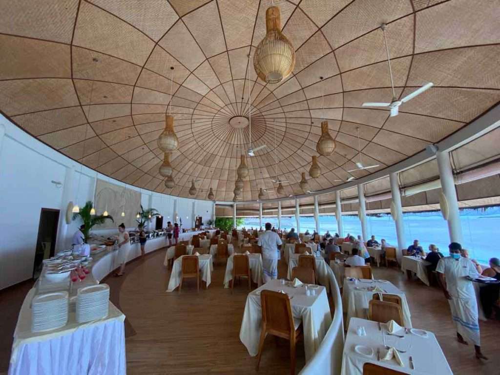 丸い洒落た天井と吹き抜けの窓の雰囲気の良いレストランのランチ風景
