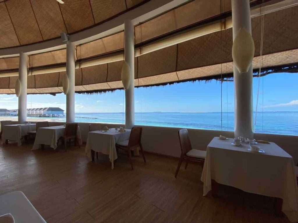 オープンな窓から真っ青な海が一望のレストラン