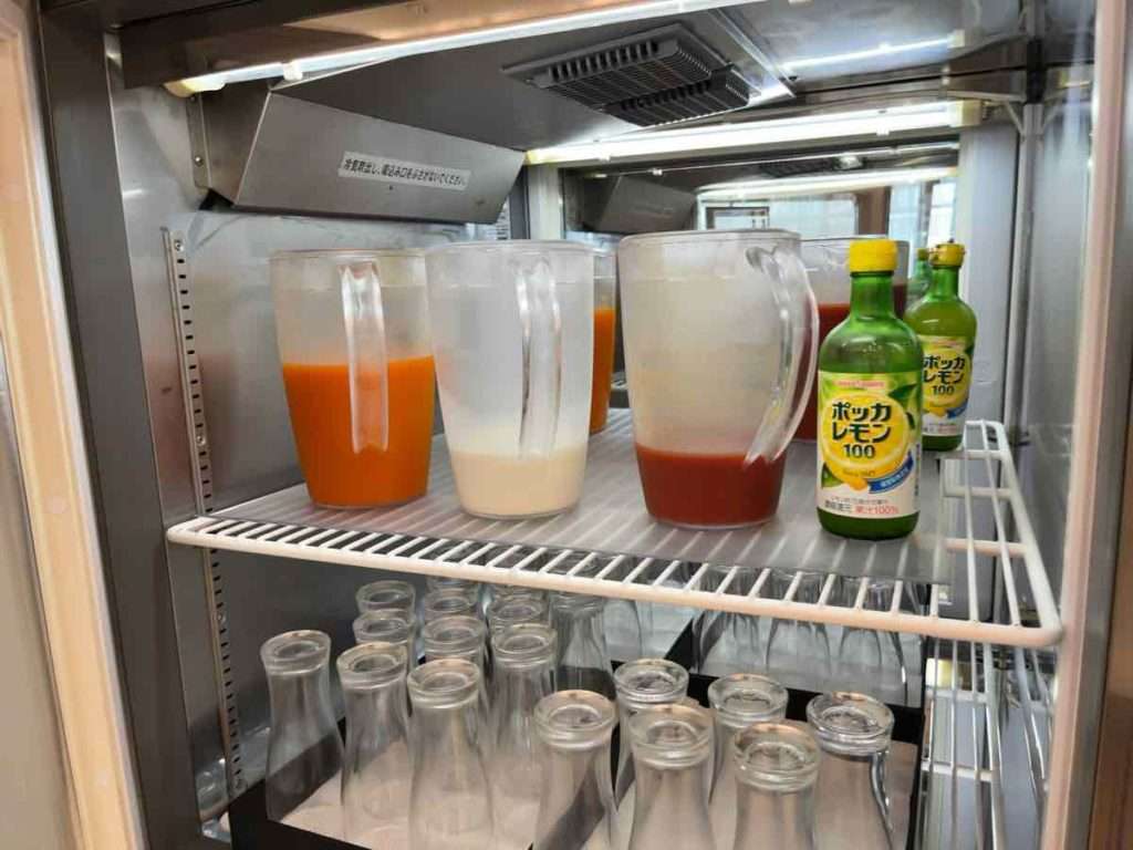 冷蔵庫の中に並んでいる野菜ジュースや牛乳、トマトジュース