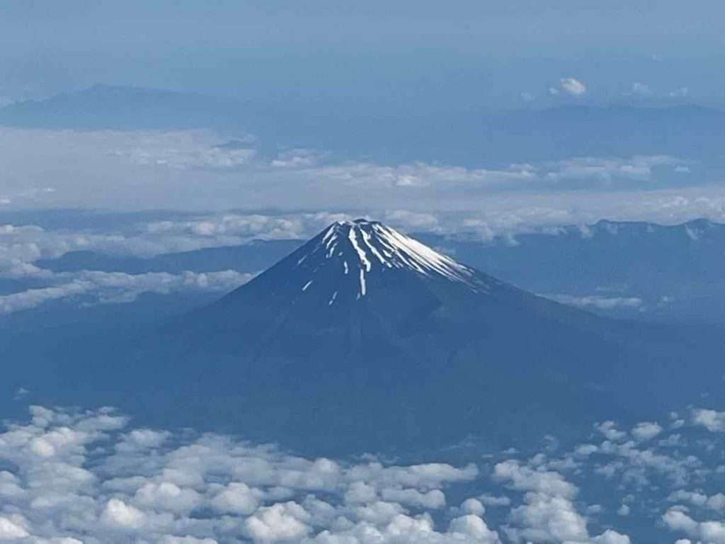 飛行機の窓から見た美しい富士山