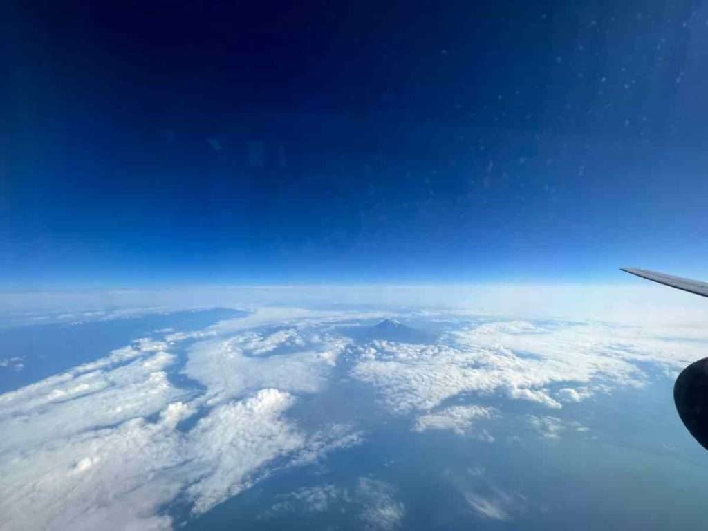飛行機の上空から見た青い空と雲海