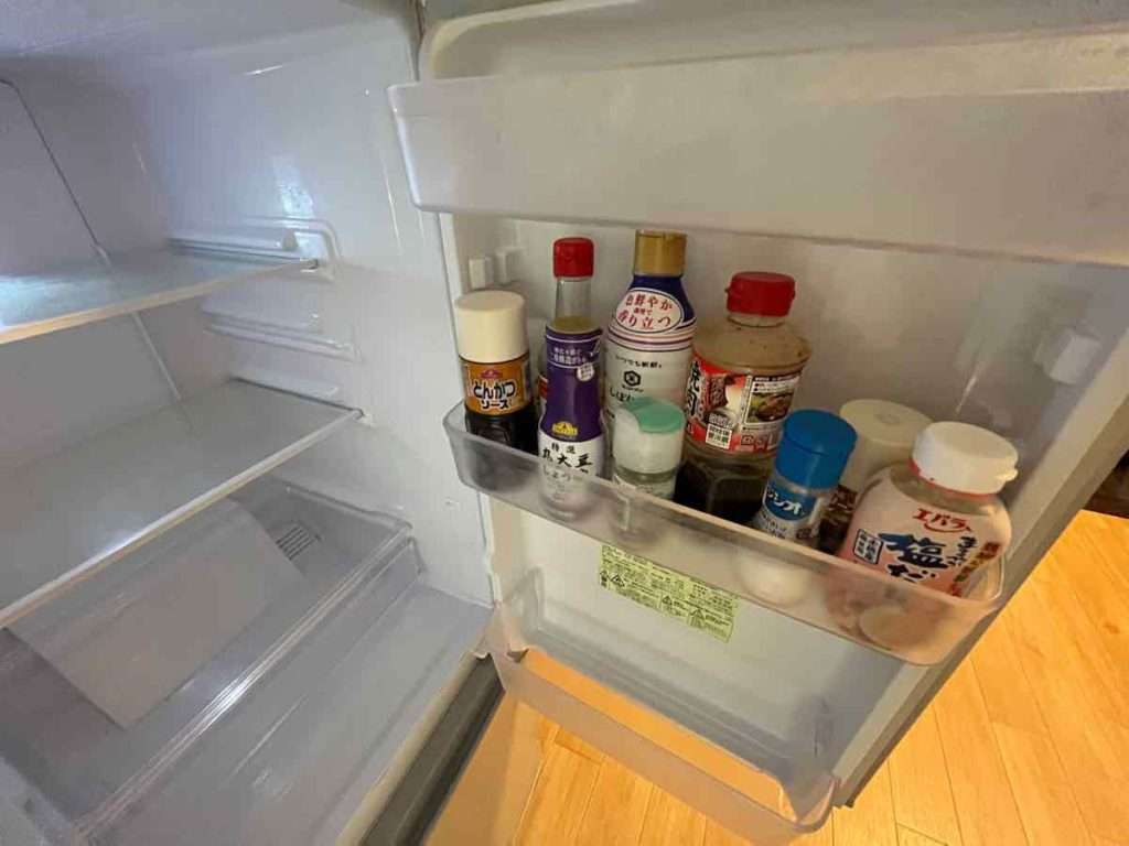 冷蔵庫に入れられた様々な調味料
