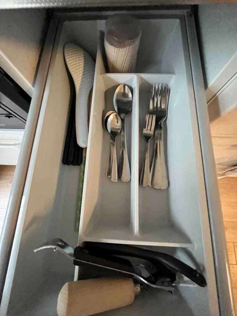 キッチンの引き出しにあるフォークやスプーンと箸、しゃもじなど