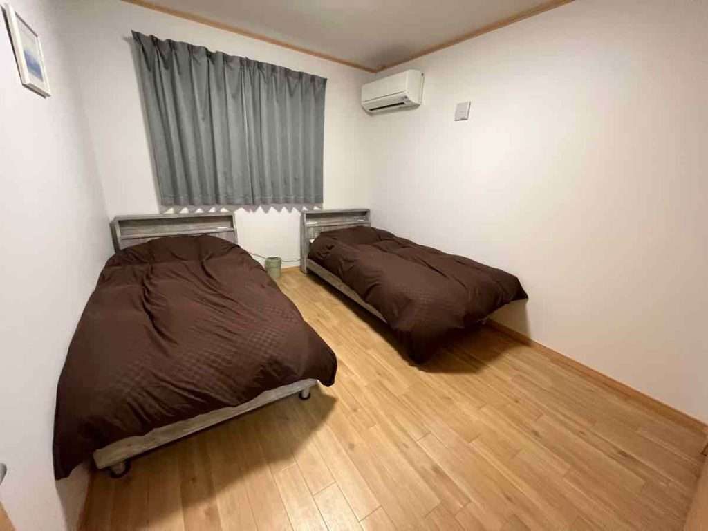 シングルベッドが2つ並んだ寝室