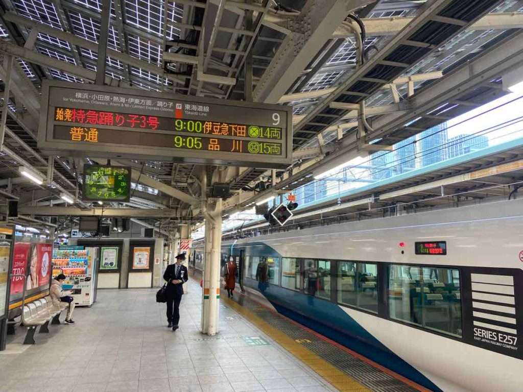 東京駅から熱海へ出発するJR特急踊り子号