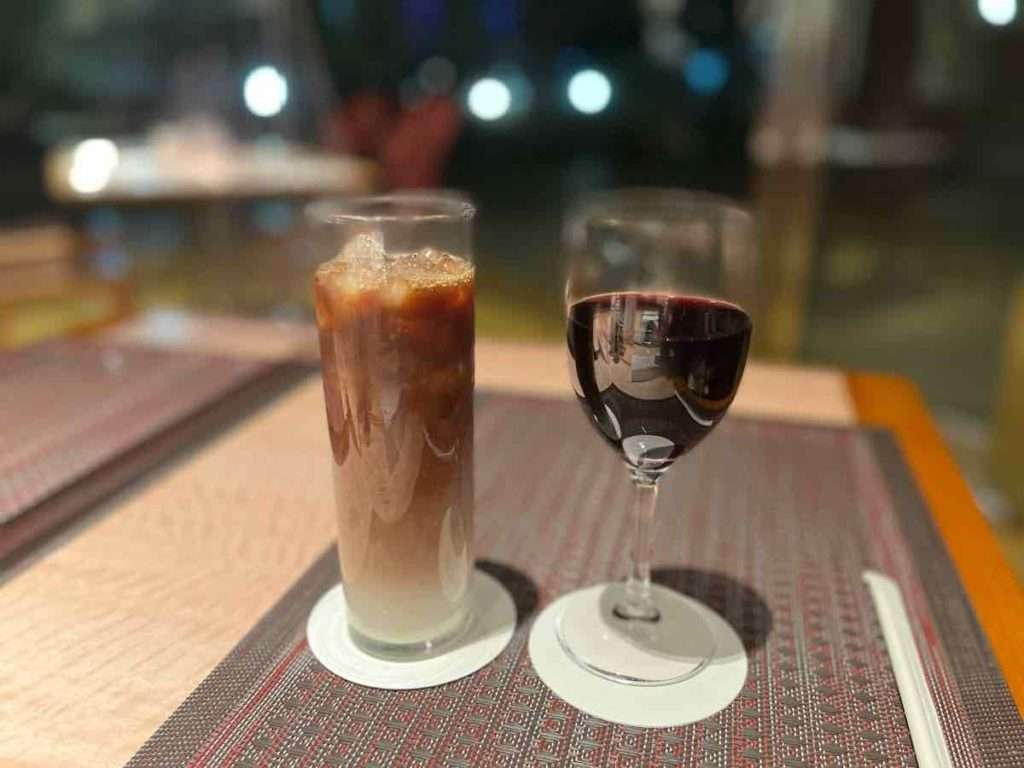 レストラン・カフェ「セレース」のテーブルにならんだグラスの赤ワインとアイスコーヒー