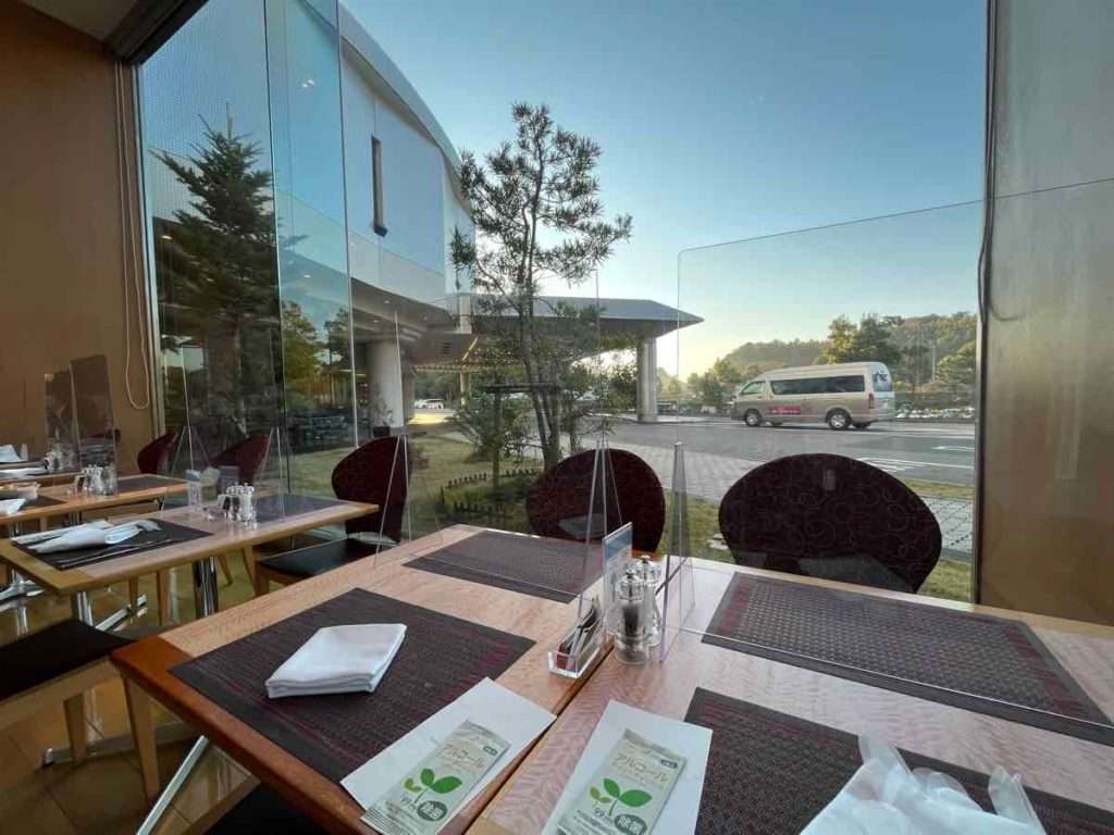 レストランカフェ「セレース」の窓際座席
