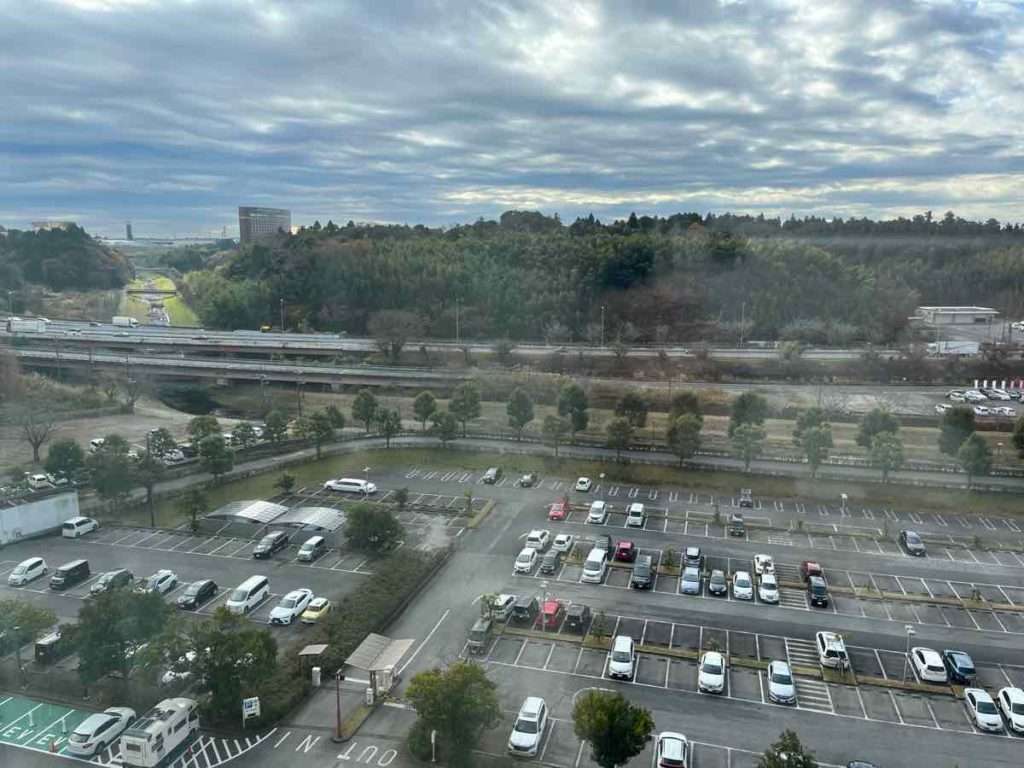 窓から見える景色 広い駐車場