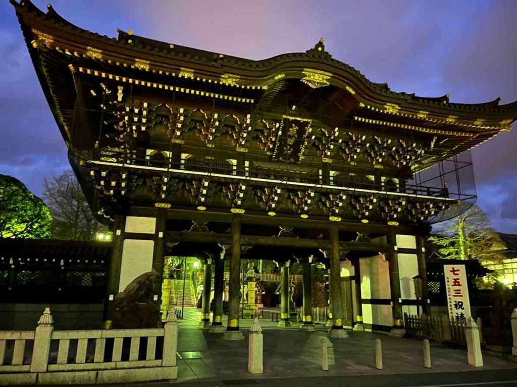 成田山新勝寺の門