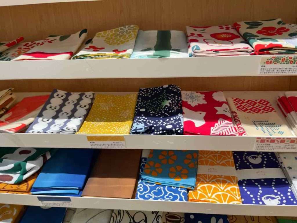 商品棚に並んだ色とりどりの手ぬぐい japanese towels
