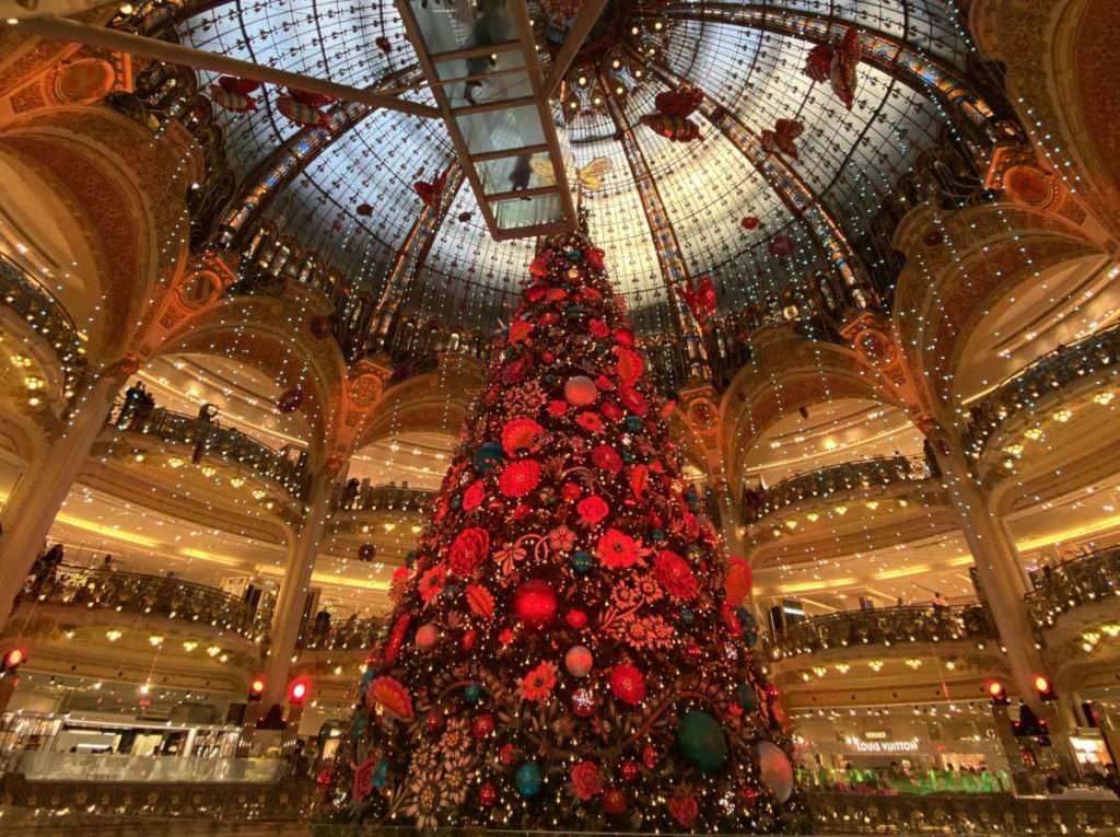 パリの高級百貨店、ギャラリー・ラファイエットの真ん中に飾られた大きな赤いクリスマスツリー