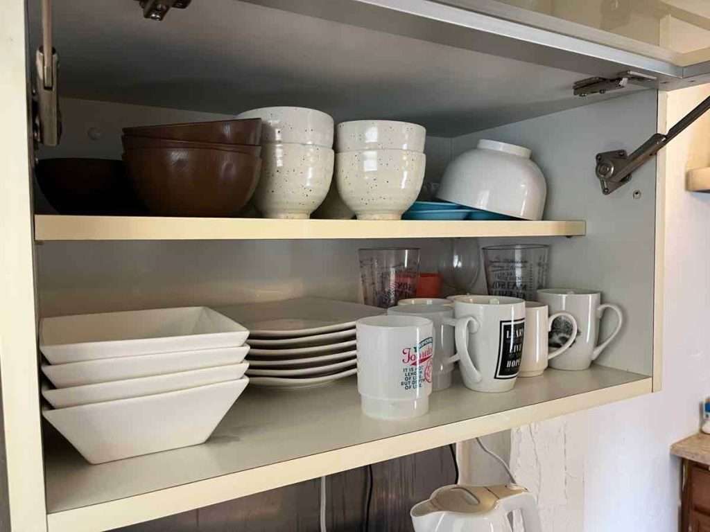 茶碗や皿類、カップのしまわれている食器棚