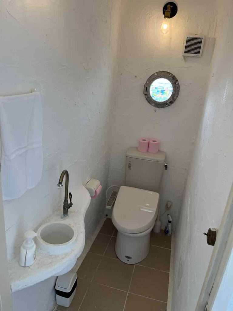 白い壁の明るいトイレ