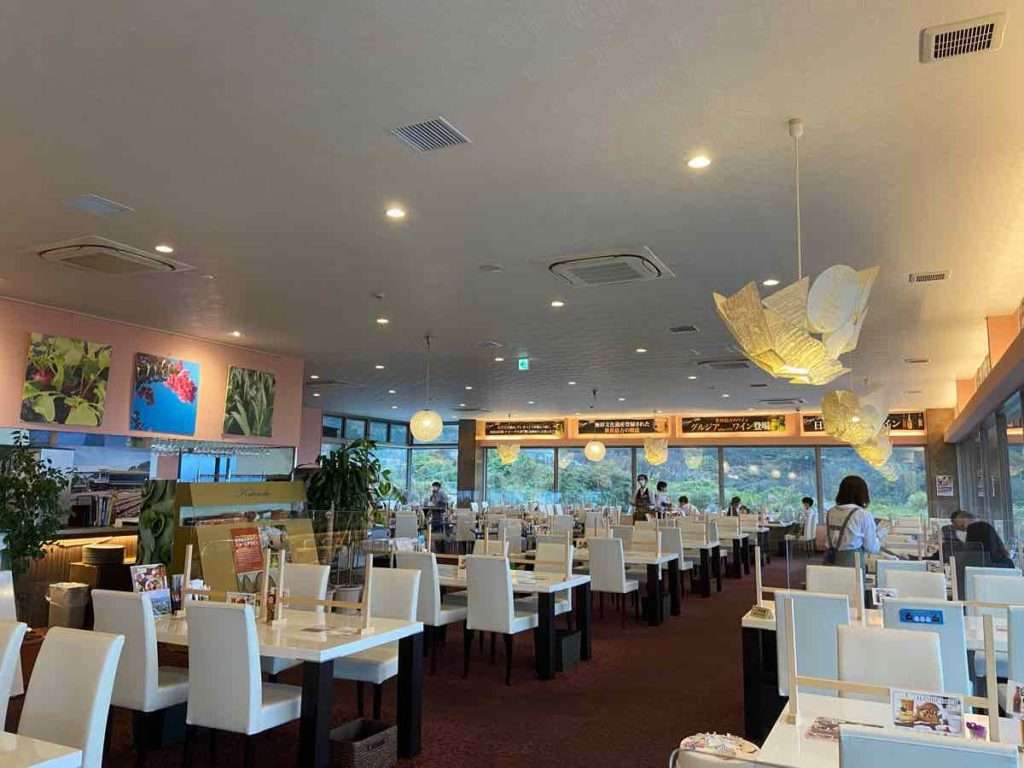 日本初の黒酢レストランの50席以上ある客席