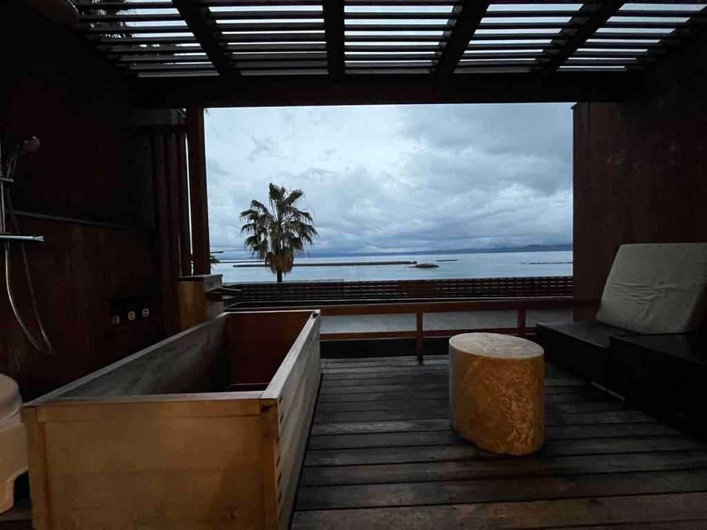 ひのき製の鹿児島湾の風景が一望の客室露天風呂