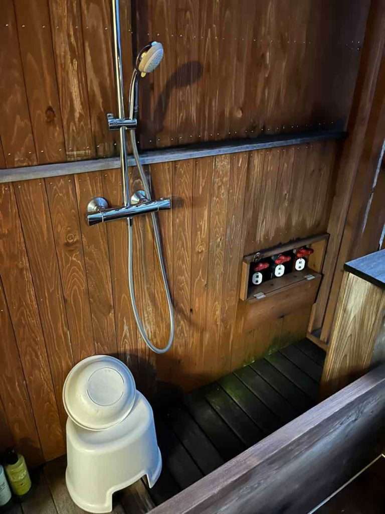 客室露天風呂の洗面器とシャワー設備