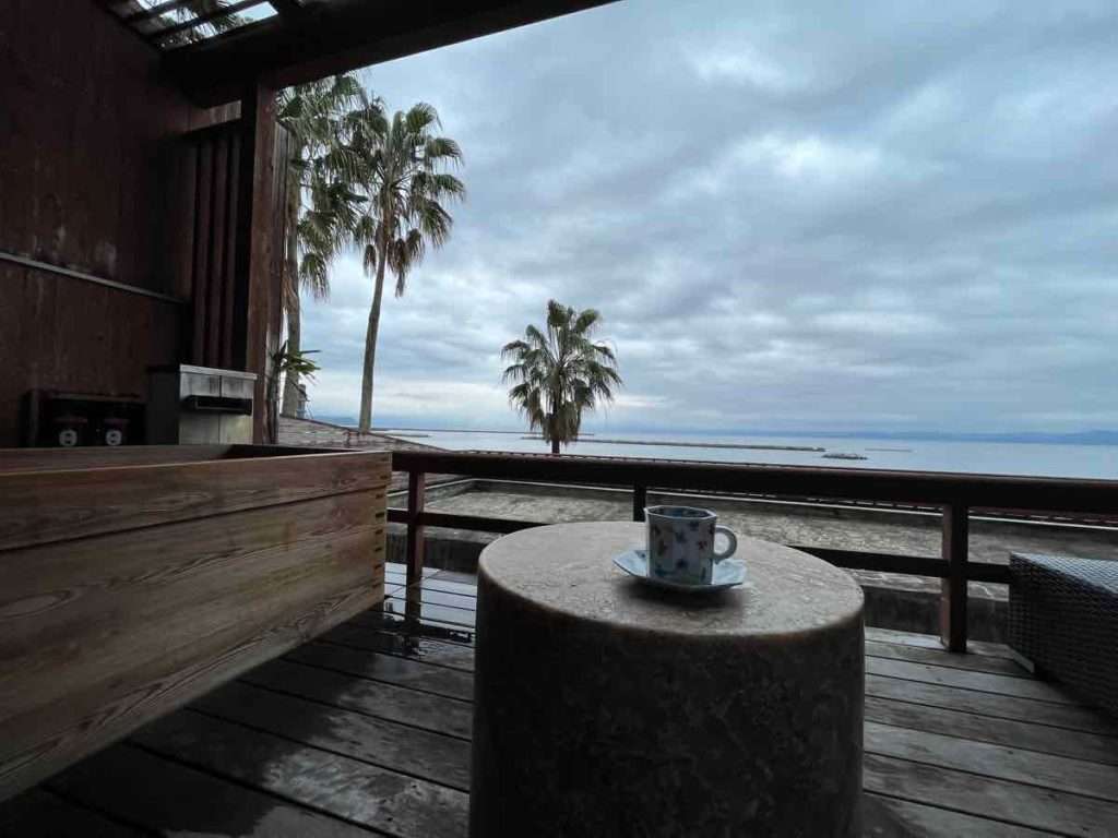 鹿児島湾をのぞむ露天風呂とテーブルのコーヒー