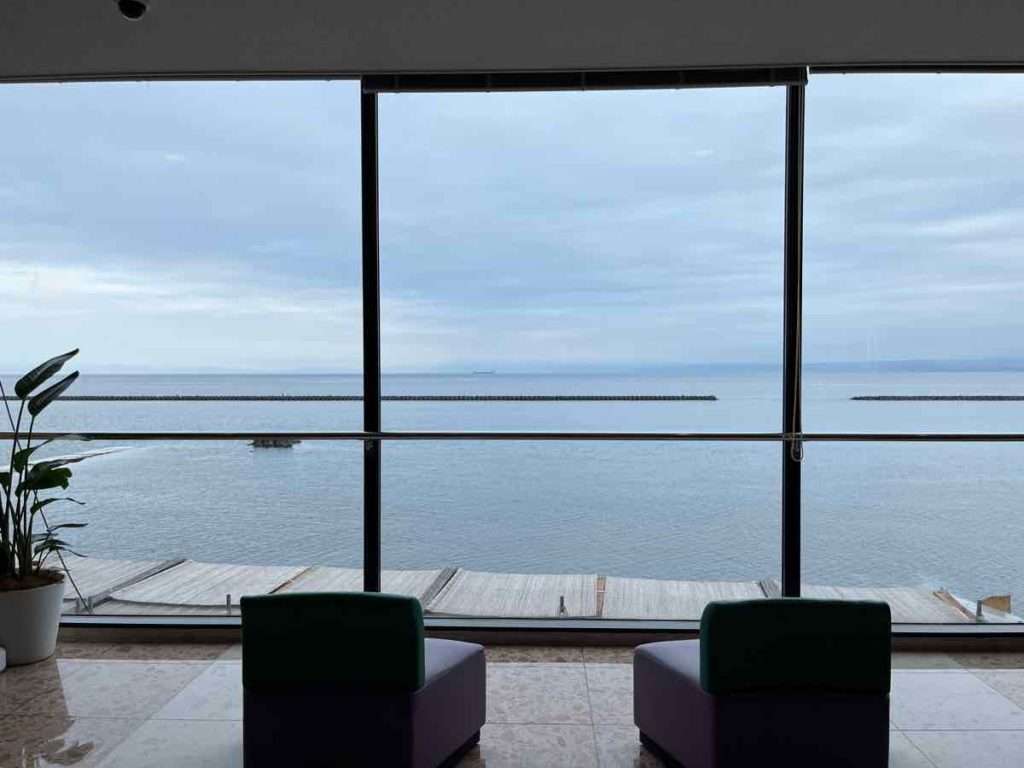会館2階窓から見た海の美しい景色