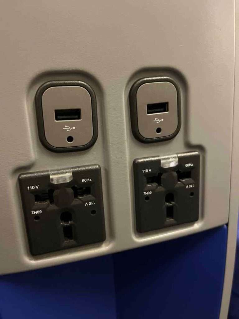 座席の下についているユニバーサルタイプのパソコン電源とUSBポート