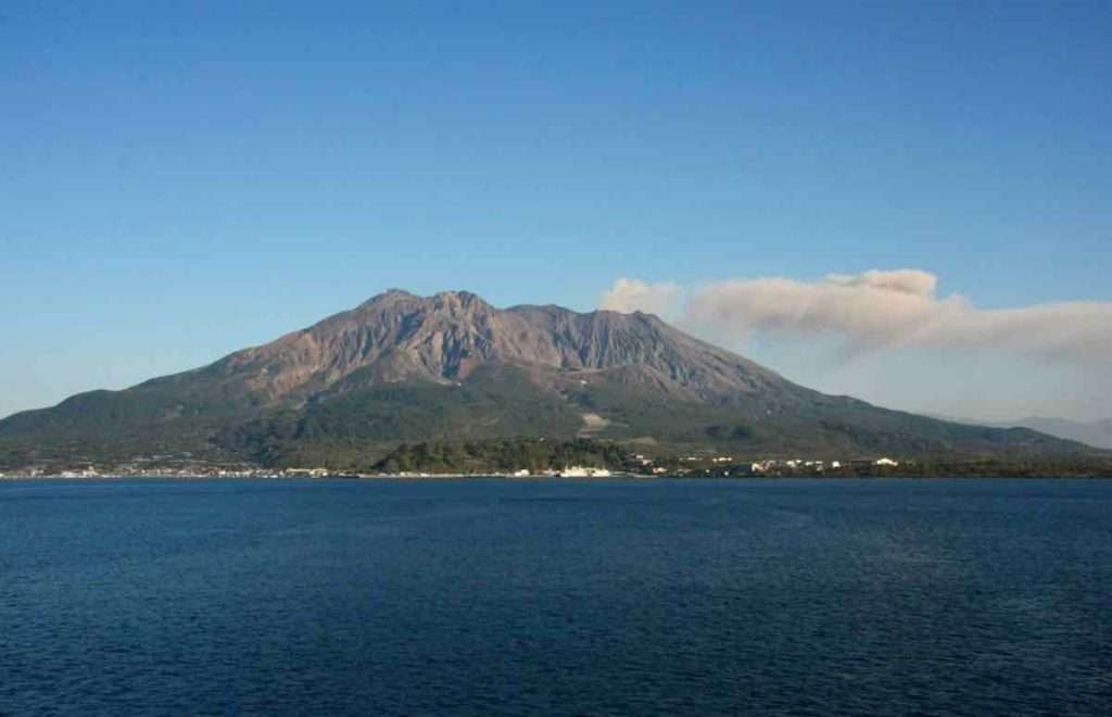 晴れ渡った空と青い海とそびえる活火山の桜島