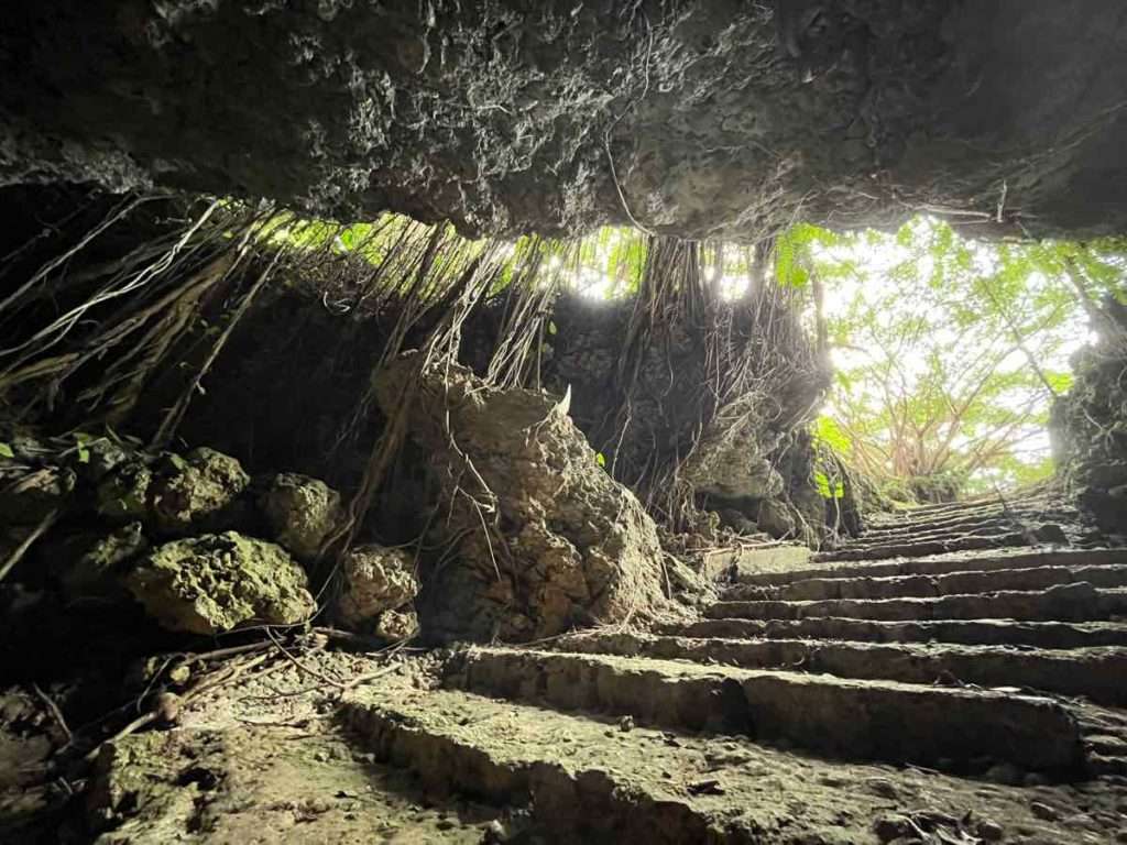 泉が湧く洞窟にシンプルな階段が造られてある。