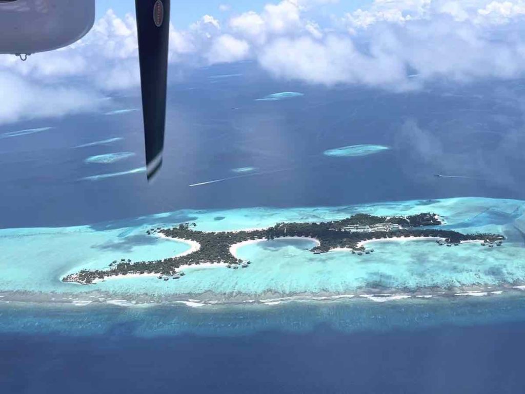 水上飛行機から眺めたモルディブの海に首飾りのように並んだ島々