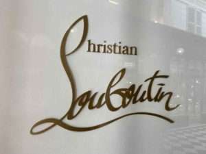 クリスチャン・ルブタンのロゴ看板