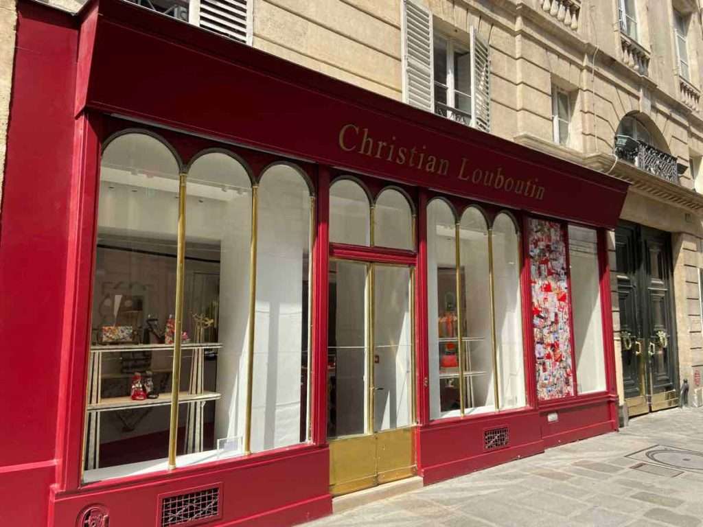 赤と深緑の入口、ルブタンのパリ本店
