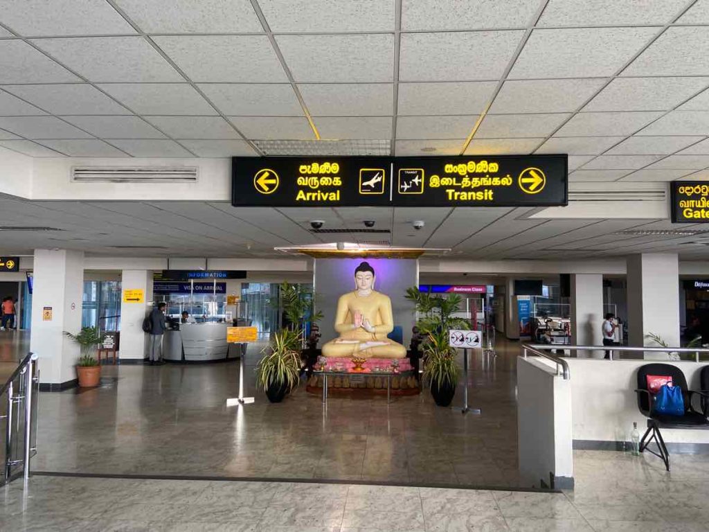 空港内にあるブッダの像とアライバルとトランジットの表示
