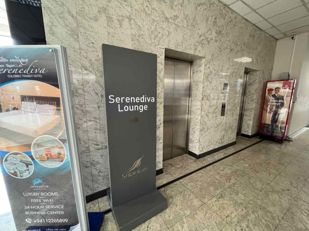 コロンボ空港内の2階と3階を行き来するエレベーター