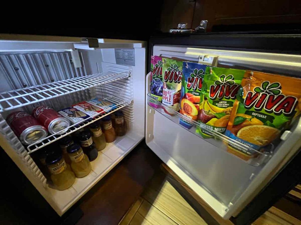 ミニ冷蔵庫とその中の有料ドリンクと有料スナック