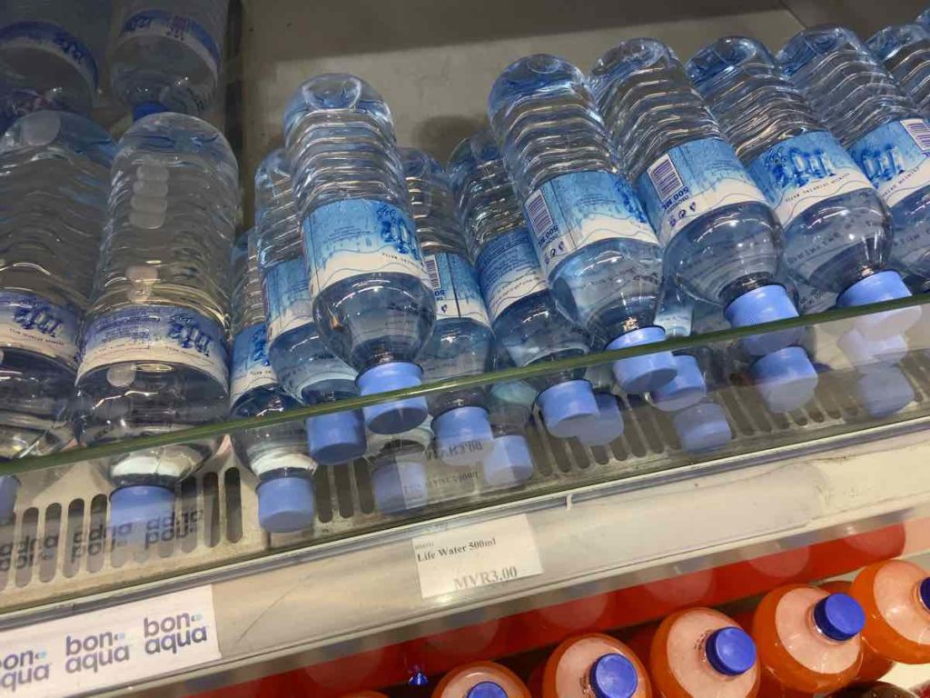 スーパーで売られている安い水のペットボトル