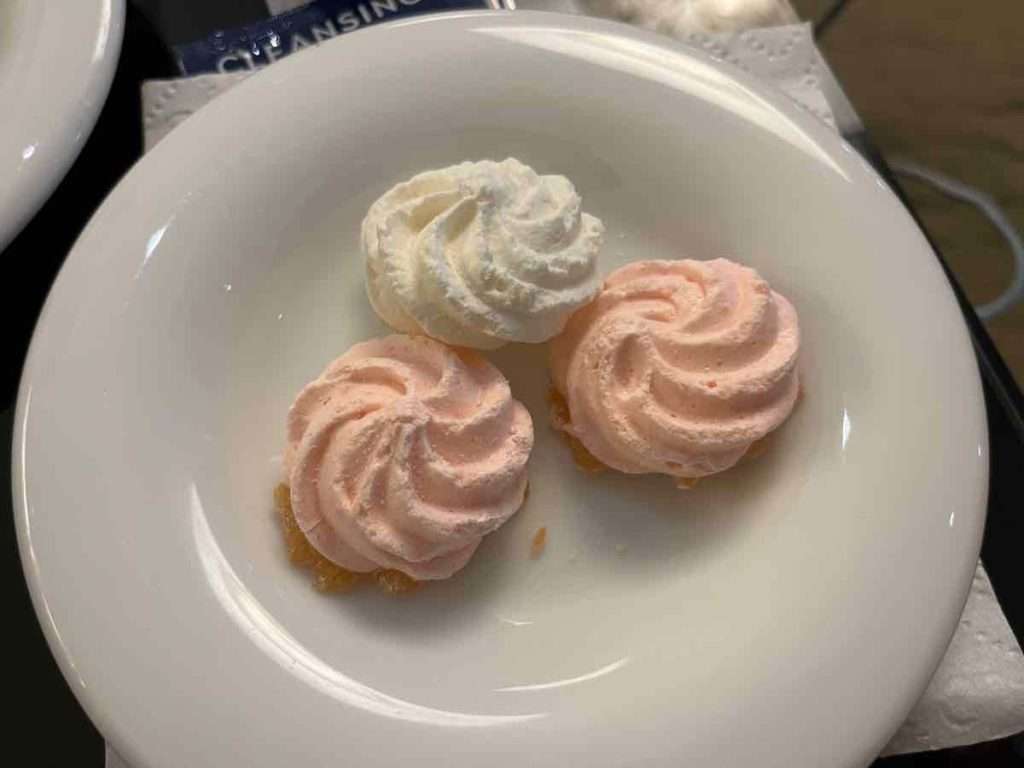 白とピンクのメレンゲのお菓子