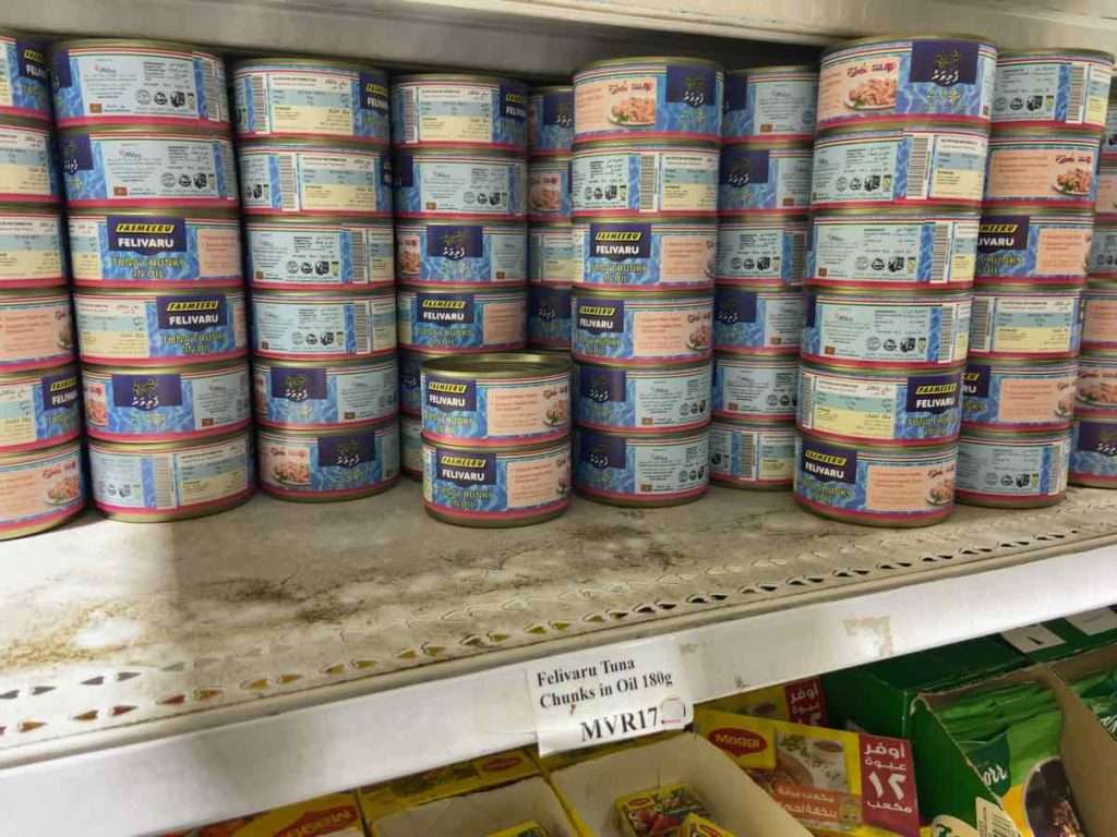 スーパーの棚にならんでいるモルディブの特産であるツナの缶詰