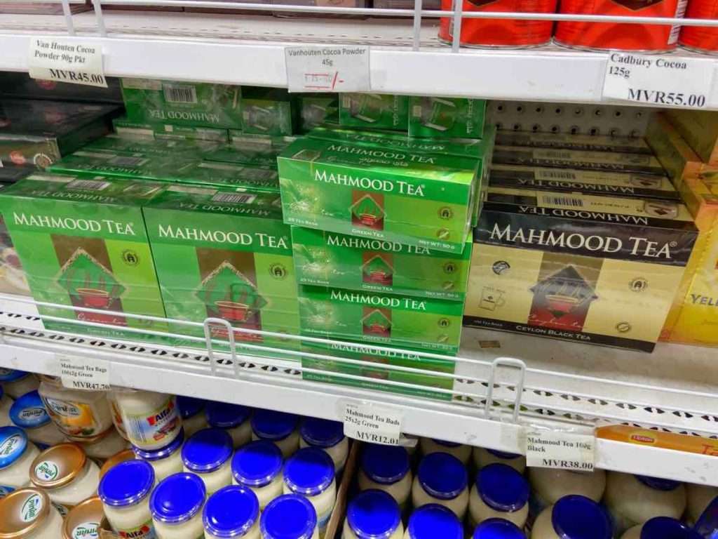 マレの地元のスーパーの棚に並ぶスリランカの紅茶マフムードティー
