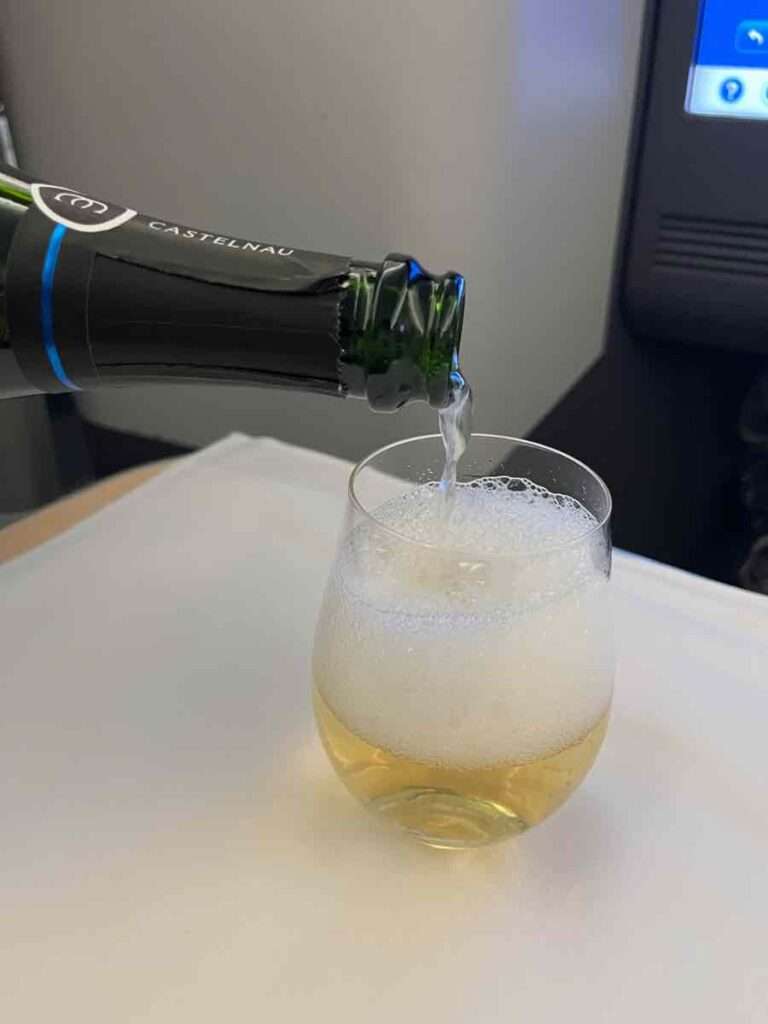 グラスに注がれるシャンパン