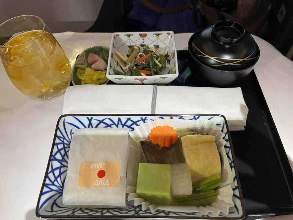 メイン、山菜の小鉢、味噌汁と漬物と和食がのせられたトレイ