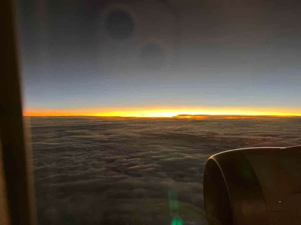 窓から見た雲海と沈む夕陽