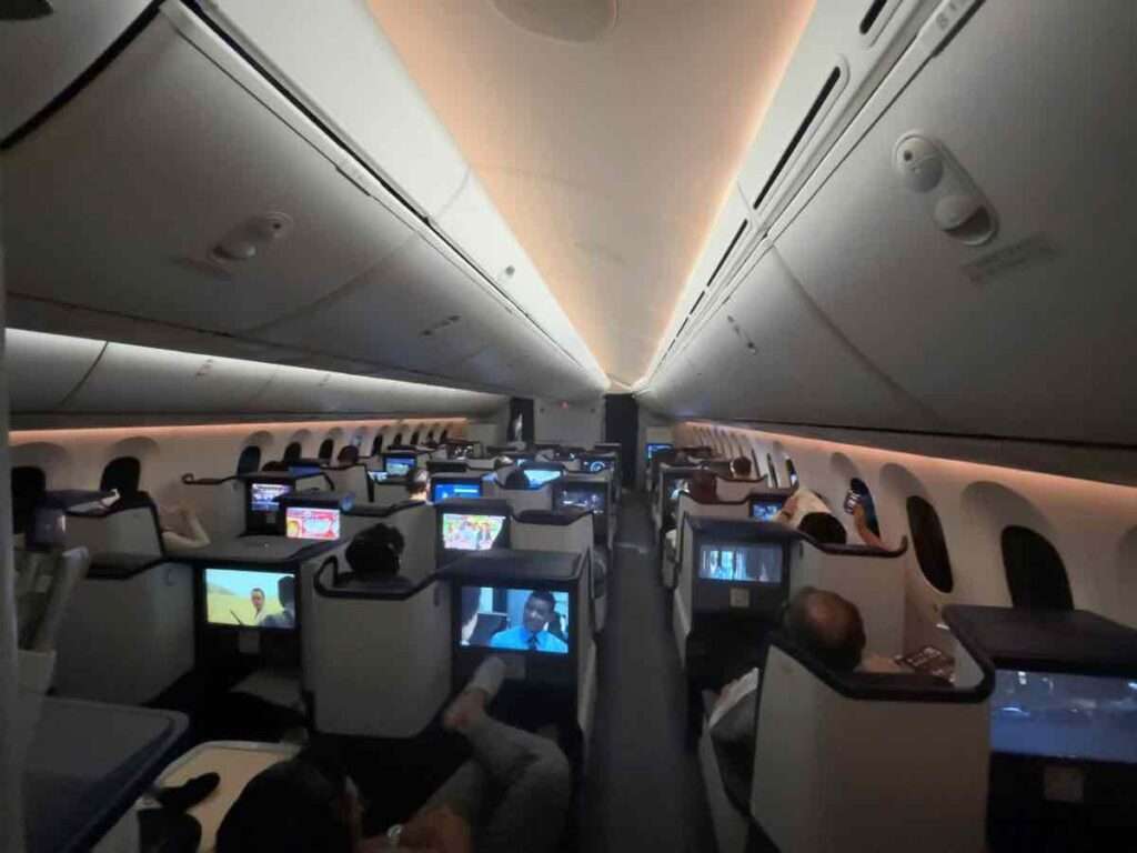 飛行機内のビジネスクラス席全体