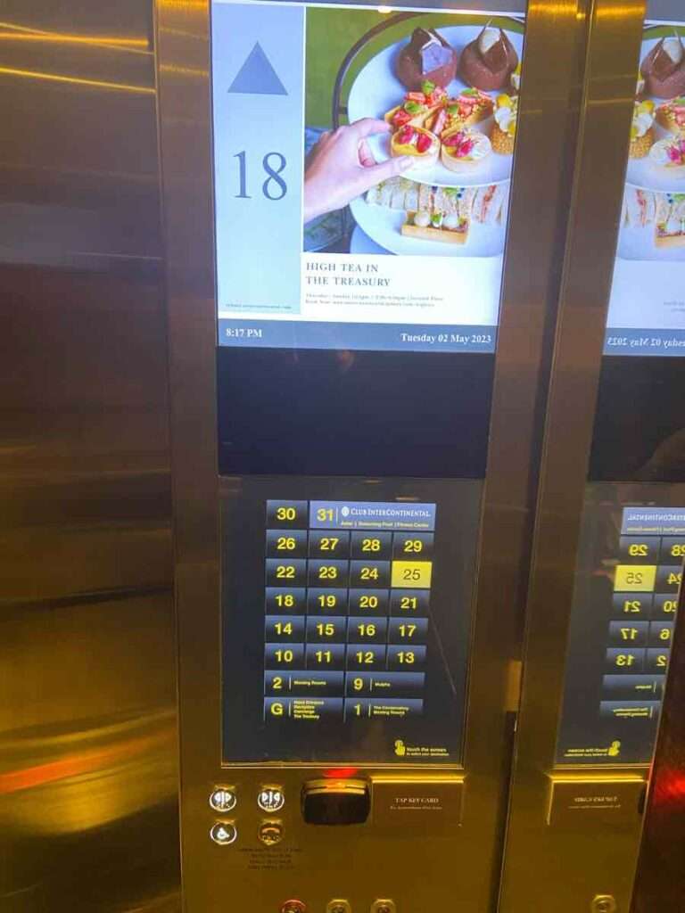 インターコンチネンタル　シドニーの金色のエレベーター内