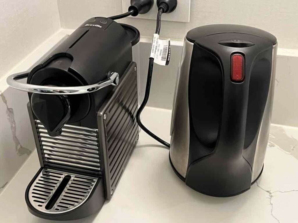 コーヒーメーカーと湯沸かしポット