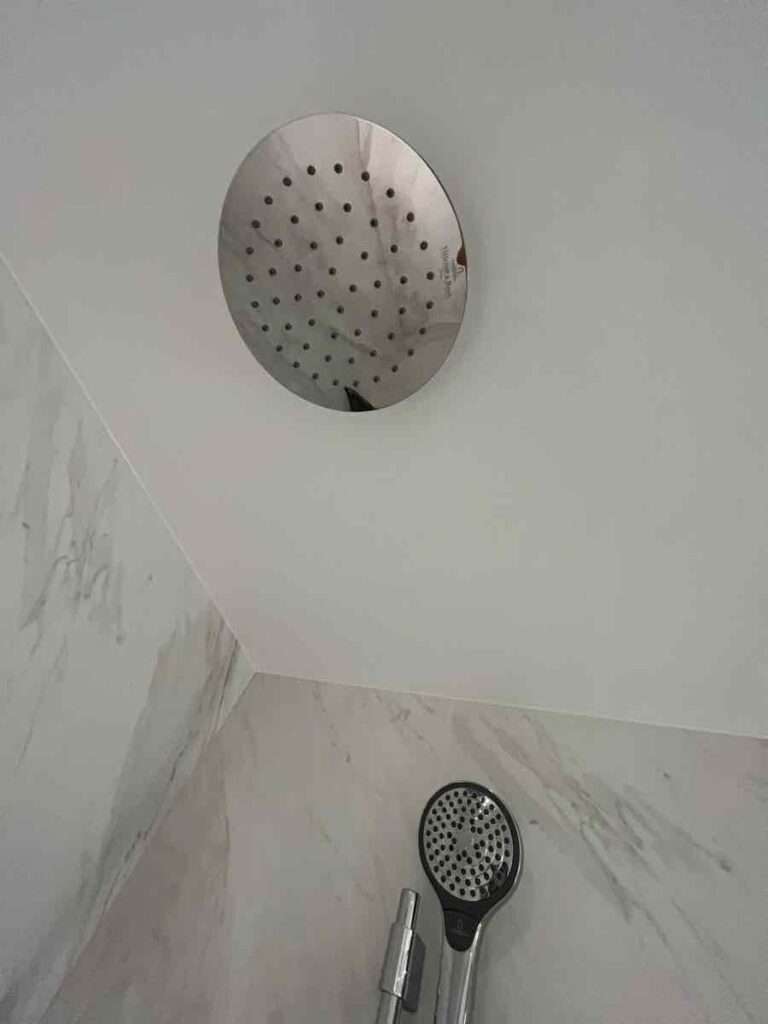 シャワールームのオーバーヘッドシャワーと大きめのシャワーヘッド